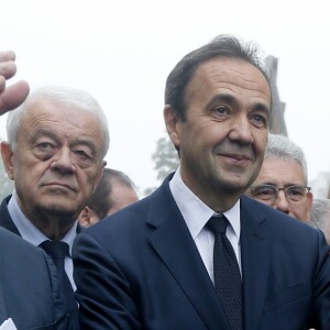 Le maire de Sainte-Féréole, Henri Soulier - Claude Chirac et son mari Frédéric Salat-Baroux vont se recueillir sur la tombe de la famille de Jacques Chirac au cimetière de Sainte-Féréole en Corrèze le 5 octobre 2019. Claude Chirac avait la gorge serrée au moment de prononcer un discours pour remercier les habitants de Sainte-Féréole. Ce samedi matin, avec son mari, elle a déposé une gerbe sur la tombe de ses arrières grands parents, avant de se rendre devant la maison familiale. Un recueillement dans l'émotion. © Patrick Bernard/Bestimage