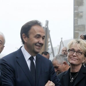 Claude Chirac et son mari Frédéric Salat-Baroux vont se recueillir sur la tombe de la famille de Jacques Chirac au cimetière de Sainte-Féréole en Corrèze le 5 octobre 2019. Claude Chirac avait la gorge serrée au moment de prononcer un discours pour remercier les habitants de Sainte-Féréole. Ce samedi matin, avec son mari, elle a déposé une gerbe sur la tombe de ses arrières grands parents, avant de se rendre devant la maison familiale. Un recueillement dans l'émotion. © Patrick Bernard/Bestimage Claude Chirac and her husband, Frédéric Salat-Baroux, will gather at the grave of Jacques Chirac's family at the Sainte-Féréole cemetery in Corrèze on October 5, 2019. Claude Chirac was in a deep throat when giving a speech to thank the inhabitants from Sainte-Féréole. This Saturday morning, with her husband, she laid a wreath on the grave of her great grandparents, before going to the family home. A meditation in the emotion.05/10/2019 - Sainte-Féréole