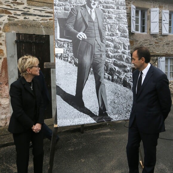 Claude Chirac et son mari Frédéric Salat-Baroux vont se recueillir sur la tombe de la famille de Jacques Chirac au cimetière de Sainte-Féréole en Corrèze le 5 octobre 2019. Claude Chirac avait la gorge serrée au moment de prononcer un discours pour remercier les habitants de Sainte-Féréole. Ce samedi matin, avec son mari, elle a déposé une gerbe sur la tombe de ses arrières grands parents, avant de se rendre devant la maison familiale. Un recueillement dans l'émotion. © Patrick Bernard/Bestimage Claude Chirac and her husband, Frédéric Salat-Baroux, will gather at the grave of Jacques Chirac's family at the Sainte-Féréole cemetery in Corrèze on October 5, 2019. Claude Chirac was in a deep throat when giving a speech to thank the inhabitants from Sainte-Féréole. This Saturday morning, with her husband, she laid a wreath on the grave of her great grandparents, before going to the family home. A meditation in the emotion.05/10/2019 - Sainte-Féréole