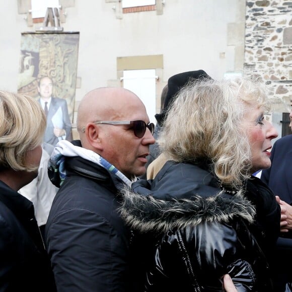 Claude Chirac et son mari Frédéric Salat-Baroux vont se recueillir sur la tombe de la famille de Jacques Chirac au cimetière de Sainte-Féréole en Corrèze le 5 octobre 2019. Claude Chirac avait la gorge serrée au moment de prononcer un discours pour remercier les habitants de Sainte-Féréole. Ce samedi matin, avec son mari, elle a déposé une gerbe sur la tombe de ses arrières grands parents, avant de se rendre devant la maison familiale. Un recueillement dans l'émotion. © Patrick Bernard/Bestimage Claude Chirac and her husband, Frédéric Salat-Baroux, will gather at the grave of Jacques Chirac's family at the Sainte-Féréole cemetery in Corrèze on October 5, 2019. Claude Chirac was in a deep throat when giving a speech to thank the inhabitants from Sainte-Féréole. This Saturday morning, with her husband, she laid a wreath on the grave of her great grandparents, before going to the family home. A meditation in the emotion.05/10/2019 - Sainte-Féréole