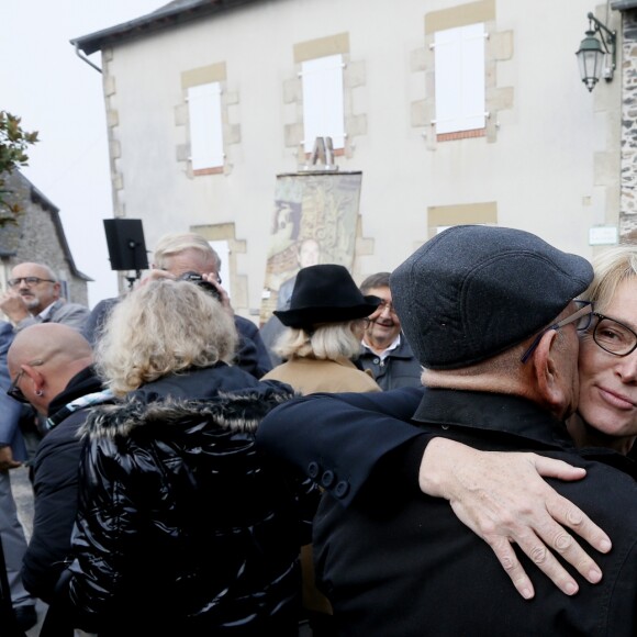 Claude Chirac et son mari Frédéric Salat-Baroux vont se recueillir sur la tombe de la famille de Jacques Chirac au cimetière de Sainte-Féréole en Corrèze le 5 octobre 2019. Claude Chirac avait la gorge serrée au moment de prononcer un discours pour remercier les habitants de Sainte-Féréole. Ce samedi matin, avec son mari, elle a déposé une gerbe sur la tombe de ses arrières grands parents, avant de se rendre devant la maison familiale. Un recueillement dans l'émotion. © Patrick Bernard/Bestimage Claude Chirac and her husband, Frédéric Salat-Baroux, will gather at the grave of Jacques Chirac's family at the Sainte-Féréole cemetery in Corrèze on October 5, 2019. Claude Chirac was in a deep throat when giving a speech to thank the inhabitants from Sainte-Féréole. This Saturday morning, with her husband, she laid a wreath on the grave of her great grandparents, before going to the family home. A meditation in the emotion.05/10/2019 - Sainte-Féréole