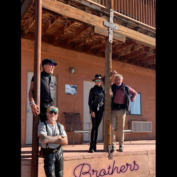 Laeticia Hallyday refait le dernier road-trip de Johnny Hallyday (qu'il avait fait en 2016) avec leurs amis bikers, dont Pierre Billon et Fabrice Le Ruyet. Ce voyage se fait sur les routes de l'Utah, du Grand Canyon et de Californie. Le 6 octobre 2019.