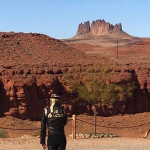 Laeticia Hallyday refait le dernier road-trip de Johnny Hallyday (qu'il avait fait en 2016) avec leurs amis bikers, dont Pierre Billon et Fabrice Le Ruyet. Ce voyage se fait sur les routes de l'Utah, du Grand Canyon et de Californie. Le 6 octobre 2019.