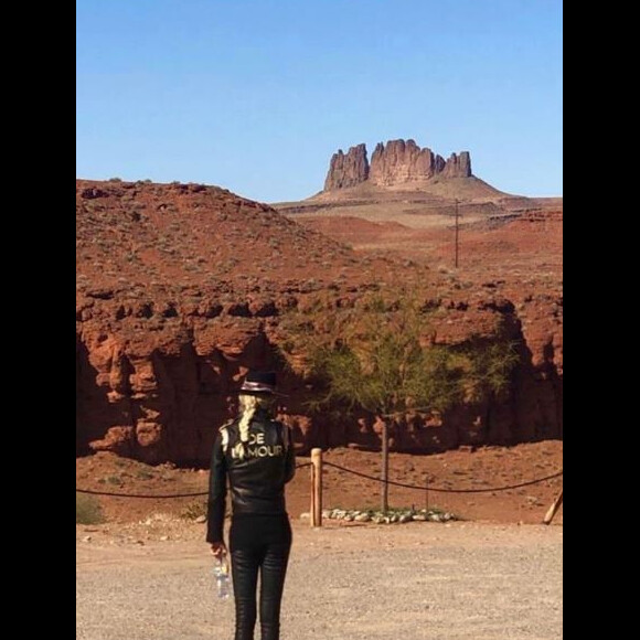 Laeticia Hallyday refait le dernier road-trip de Johnny Hallyday (qu'il avait fait en 2016) avec leurs amis bikers, dont Pierre Billon et Fabrice Le Ruyet. Ce voyage se fait sur les routes de l'Utah, du Grand Canyon et de Californie. Le 6 octobre 2019.