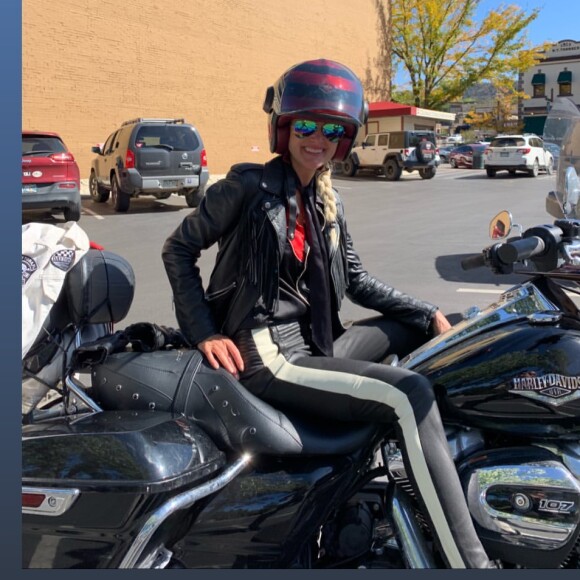 Laeticia Hallyday refait le dernier road-trip de Johnny Hallyday (qu'il avait fait en 2016) avec leurs amis bikers, dont Pierre Billon et Fabrice Le Ruyet. Ce voyage se fait sur les routes de l'Utah, du Grand Canyon et de Californie. Le 6 octobre 2019.