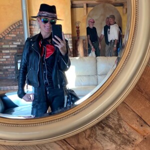 Laeticia Hallyday refait le dernier road-trip de Johnny Hallyday (qu'il avait fait en 2016) avec leurs amis bikers, dont Pierre Billon et Fabrice Le Ruyet. Ce voyage se fait sur les routes de l'Utah, du Grand Canyon et de Californie. Le 6 octobre 2019.