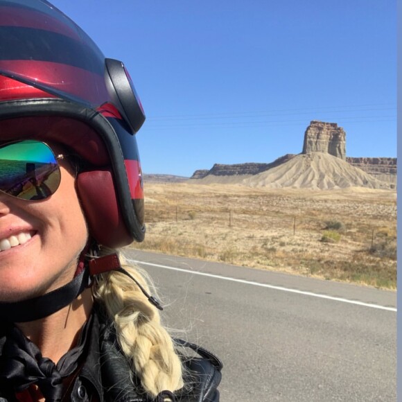 Laeticia Hallyday refait le dernier road-trip de Johnny Hallyday (qu'il avait fait en 2016) avec leurs amis bikers, dont Pierre Billon et Fabrice Le Ruyet. Ce voyage se fait sur les routes de l'Utah, du Grand Canyon et de Californie. Le 6 octobre 2019.