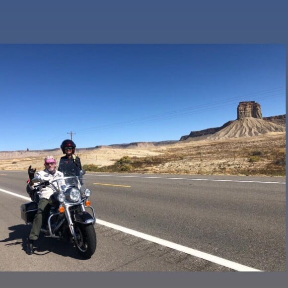Laeticia Hallyday refait le dernier road-trip de Johnny Hallyday (qu'il avait fait en 2016) avec leurs amis bikers, dont Pierre Billon et Fabrice Le Ruyet. Ce voyage se fait sur les routes de l'Utah, du Grand Canyon et de Californie. Le 6 octobre 2019.