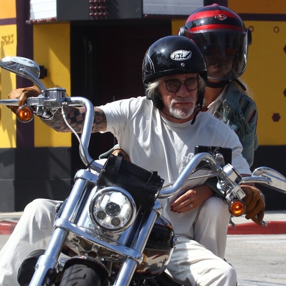 Exclusif - Laeticia Hallyday fait une grande virée sur les Harley-Davidson de Johnny avec Pierre Billon, Philippe Fatien et Fabrice Le Ruyet (mari d'Anne Marcassus) à Los Angeles le 28 septembre 2018.