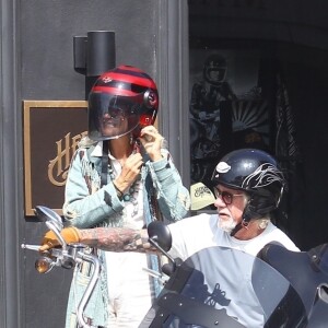 Exclusif - Laeticia Hallyday fait une grande virée sur les Harley-Davidson de Johnny avec Pierre Billon, Philippe Fatien et Fabrice Le Ruyet (mari d'Anne Marcassus) à Los Angeles le 28 septembre 2018.