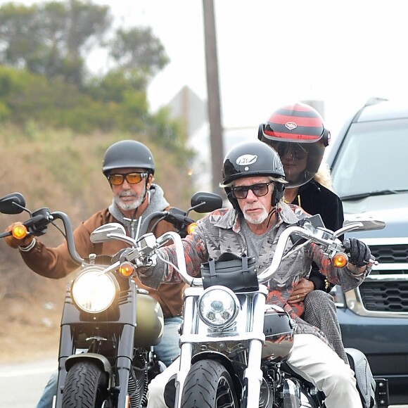 Exclusif - Laeticia Hallyday fait une grande virée sur les Harley-Davidson de Johnny avec Pierre Billon, Philippe Fatien et Fabrice Le Ruyet (mari d'Anne Marcassus) à Los Angeles le 27 septembre 2018.