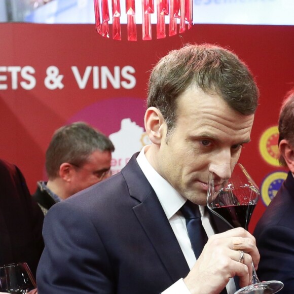 Le président de la république francaise, Emmanuel Macron accompagné de Stéphane Travert rencontre la filière des vins durant sa visite au salon de l'agriculture, Paris, France le 24 février 2018. © Stéphane Lemouton / Bestimage