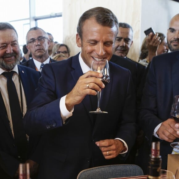 Le président Emmanuel Macron déguste du vin d'Irouleguy, Alain Rousset, président de la région Nouvelle Aquitaine - Le président de la République lors de l'inauguration du centre de valorisation de la Nouvelle Aquitaine, Village Nouvelle Aquitaine lors du sommet du G7 a Biarritz le 24 août 2019. © Sébastien Ortola / Pool / Bestimage