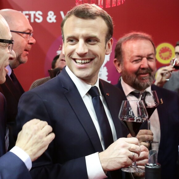 Le président de la république francaise, Emmanuel Macron accompagné de Stéphane Travert rencontre la filière des vins durant sa visite au salon de l'agriculture, Paris, France le 24 février 2018. © Stéphane Lemouton / Bestimage