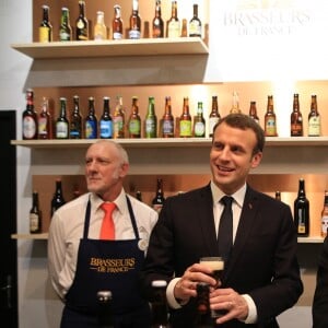 Emmanuel Macron, president de la Republique accompagne de Stephane Travert, ministre de l'Agriculture au stand des brasseurs lors de sa visite a l'occasion de l'inauguration du 55eme Salon International de l'Agriculture, au parc des expositions de la Porte de Versailles. Le 24 février 2018 © Romain Gaillard / Bestimage