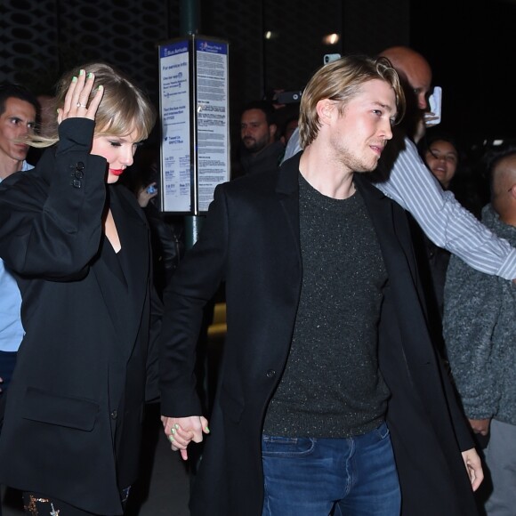 Taylor Swift et son compagnon Joe Alwyn à la sortie de l'after-party du "SNL (Saturday Night Live)" à New York, le 5 octobre 2019.