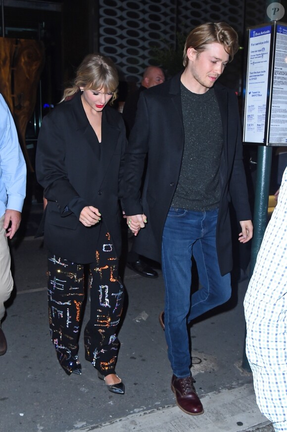 Taylor Swift et son compagnon Joe Alwyn à la sortie de l'after-party du "SNL (Saturday Night Live)" à New York, le 5 octobre 2019.