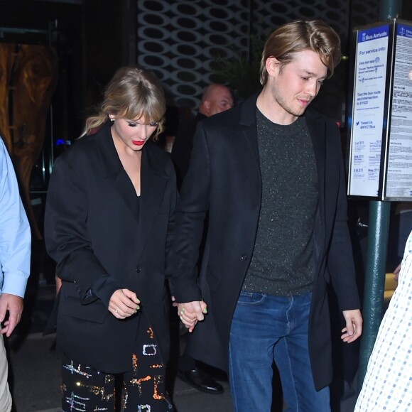 Taylor Swift et son compagnon Joe Alwyn à la sortie de l'after-party du "SNL (Saturday Night Live)" à New York, le 5 octobre 2019.