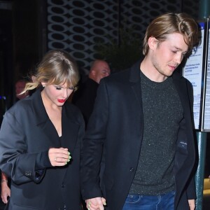 Taylor Swift et son compagnon Joe Alwyn à la sortie de l'after-party du "SNL (Saturday Night Live)" à New York, le 5 octobre 2019.