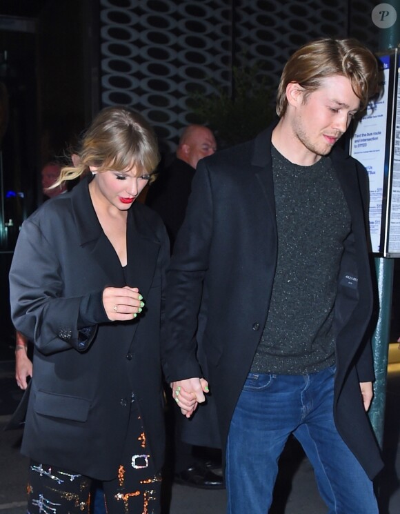 Taylor Swift et son compagnon Joe Alwyn à la sortie de l'after-party du "SNL (Saturday Night Live)" à New York, le 5 octobre 2019.