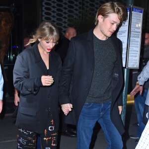 Taylor Swift et son compagnon Joe Alwyn à la sortie de l'after-party du "SNL (Saturday Night Live)" à New York, le 5 octobre 2019.