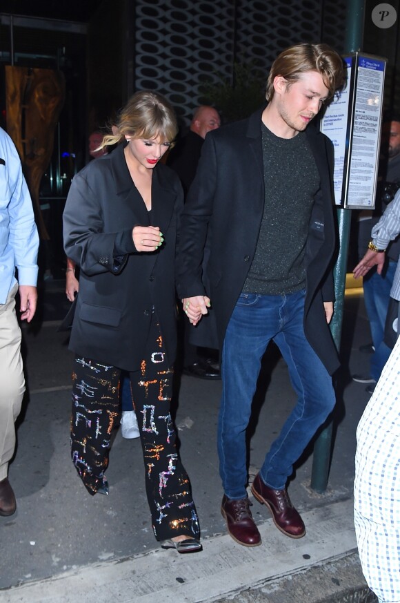 Taylor Swift et son compagnon Joe Alwyn à la sortie de l'after-party du "SNL (Saturday Night Live)" à New York, le 5 octobre 2019.