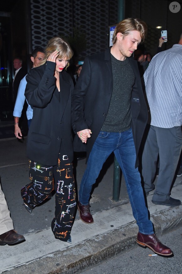 Taylor Swift et son compagnon Joe Alwyn à la sortie de l'after-party du "SNL (Saturday Night Live)" à New York, le 5 octobre 2019.