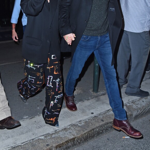 Taylor Swift et son compagnon Joe Alwyn à la sortie de l'after-party du "SNL (Saturday Night Live)" à New York, le 5 octobre 2019.