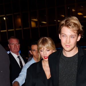 Taylor Swift et son compagnon Joe Alwyn à la sortie de l'after-party du "SNL (Saturday Night Live)" à New York, le 5 octobre 2019.