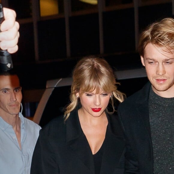 Taylor Swift et son compagnon Joe Alwyn à la sortie de l'after-party du "SNL (Saturday Night Live)" à New York, le 5 octobre 2019.