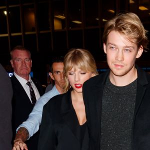 Taylor Swift et son compagnon Joe Alwyn à la sortie de l'after-party du "SNL (Saturday Night Live)" à New York, le 5 octobre 2019.