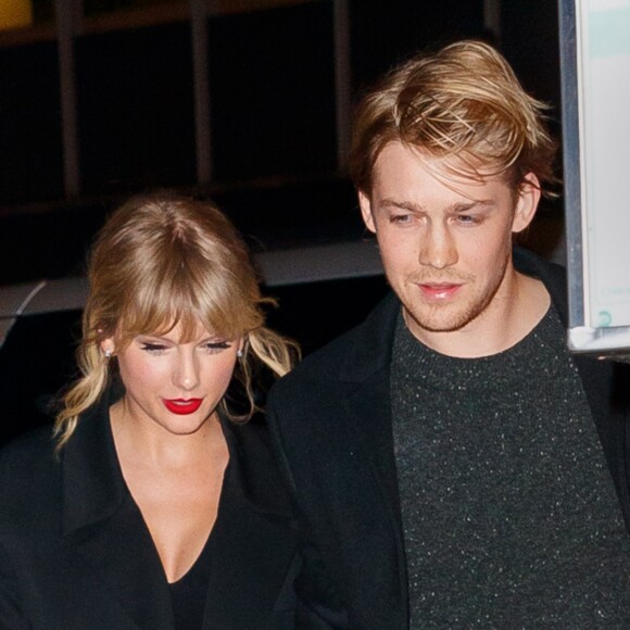 Taylor Swift et son compagnon Joe Alwyn à la sortie de l'after-party du "SNL (Saturday Night Live)" à New York, le 5 octobre 2019.