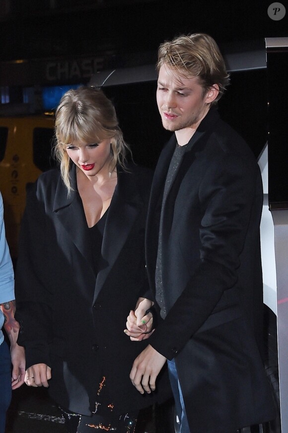 Taylor Swift et son compagnon Joe Alwyn à la sortie de l'after-party du "SNL (Saturday Night Live)" à New York, le 5 octobre 2019.