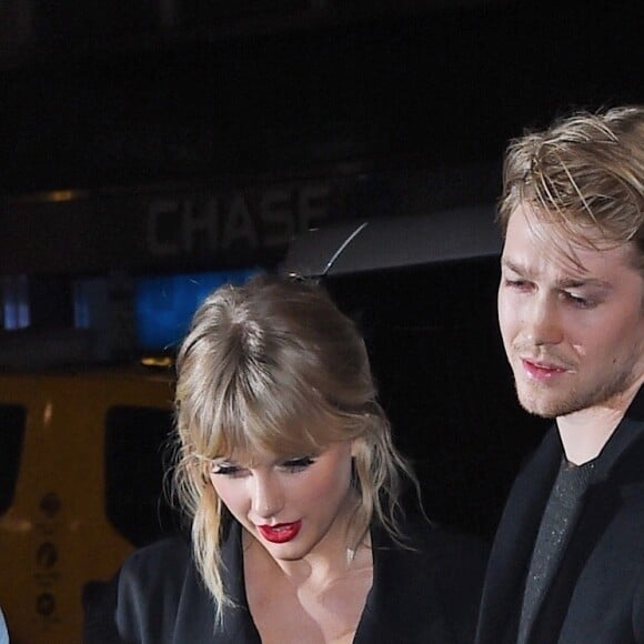 Taylor Swift et son compagnon Joe Alwyn à la sortie de l'after-party du "SNL (Saturday Night Live)" à New York, le 5 octobre 2019.