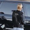 Hailey Baldwin Bieber porte fièrement son nouveau blouson en cuir avec l'inscription au dos Wife offert par la marque Céline pour aller déjeuner avec son mari J. Bieber à Beverly Hills, Los Angeles, le 2 octobre 2019