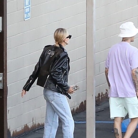 Hailey Baldwin Bieber porte fièrement son nouveau blouson en cuir avec l'inscription au dos Wife offert par la marque Céline pour aller déjeuner avec son mari Justin Bieber à Beverly Hills, Los Angeles, le 2 octobre 2019