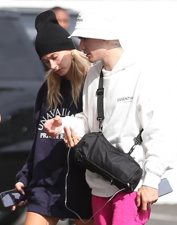 Justin Bieber et sa femme Hailey Baldwin Bieber se promènent à Los Angeles, le 26 septembre 2019.