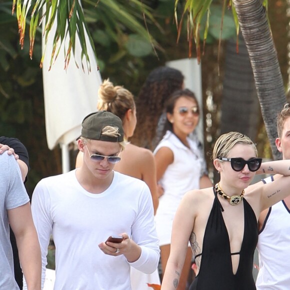 Miley Cyrus, Cody Simpson et Patrick Schwarzenegger à Miami en 2014.