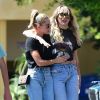 Miley Cyrus, qui porte un tee-shirt Metallica, et sa compagne Kaitlyn Carter se promènent, enlacées, dans les rues de Los Angeles. Le 14 septembre 2019.