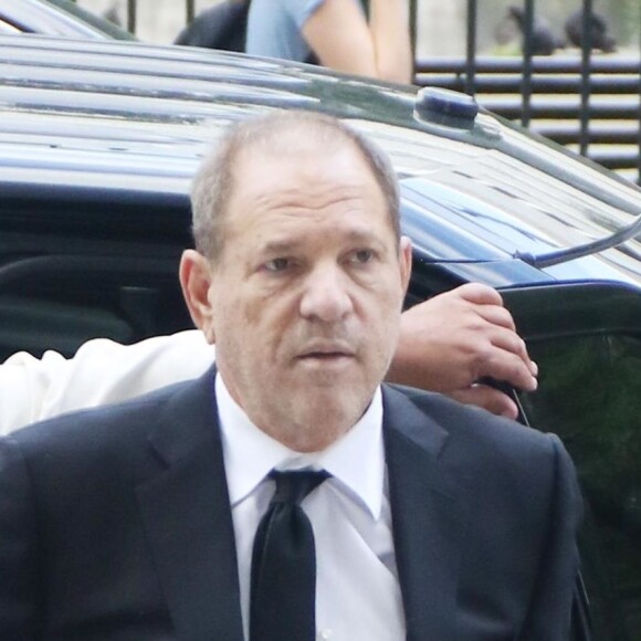 Harvey Weinstein fait un passage à la Cour suprême de l'État de New York pour entendre les nouvelles accusations de l'actrice Annabella Sciorra et le report de son procès le 26 août 2019.