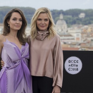 Angelina Jolie, Michelle Pfeiffer au photocall du film "Maléfique : Le Pouvoir du mal" à l'Hotel de la Ville à Rome le 7 octobre 2019.