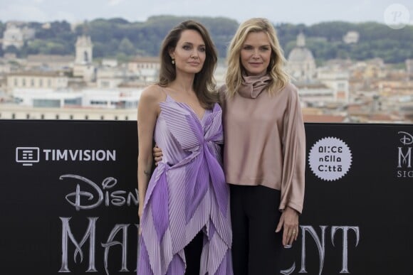 Angelina Jolie, Michelle Pfeiffer au photocall du film "Maléfique : Le Pouvoir du mal" à l'Hotel de la Ville à Rome le 7 octobre 2019.