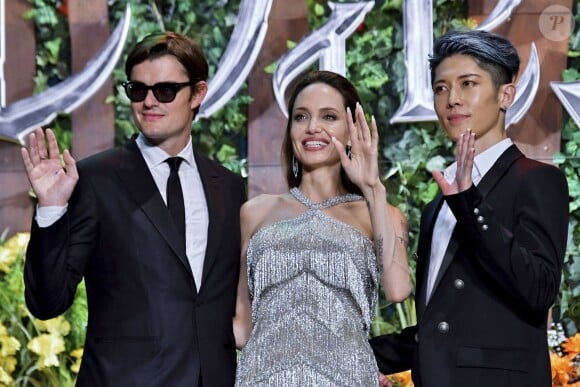 Sam Riley, Angelina Jolie et Miyavi à la première du film "Maléfique : Le Pouvoir du mal" au Roppongi Hills Arena à Tokyo, Japon, le 3 octobre 2019.
