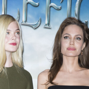 Elle Fanning et Angelina Jolie lors du photocall pour le film "Maléfique" à l'hôtel Bristol, à Paris, le 6 mai 2014.