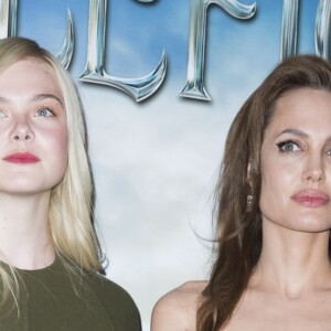 Elle Fanning et Angelina Jolie lors du photocall pour le film "Maléfique" à l'hôtel Bristol, à Paris, le 6 mai 2014.