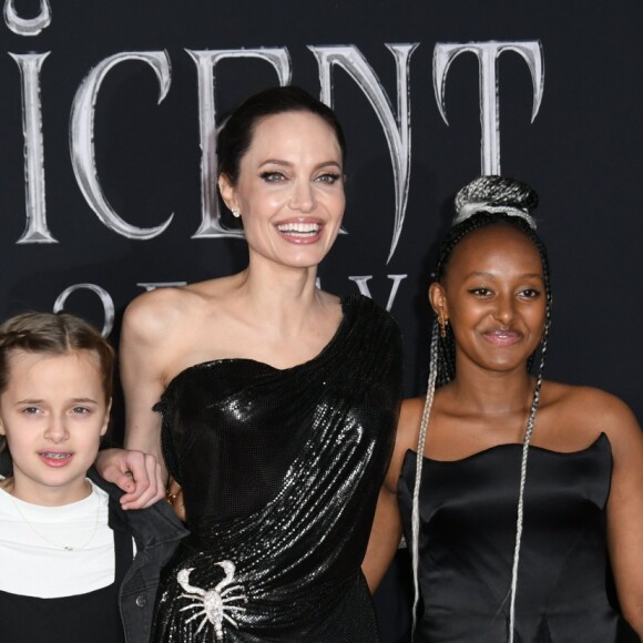 Shiloh Nouvel Jolie-Pitt, Vivienne Marcheline Jolie-Pitt, Angelina Jolie, Zahara Marley Jolie-Pitt et Knox Léon Jolie-Pitt à la première de Maleficent: Mistress of Evil au théâtre El Capitan dans le quartier de Hollywood à Los Angeles, le 30 septembre 2019 © Birdie Thompson/AdMedia via Zuma/Bestimage