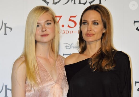 Elle Fanning et Angelina Jolie assistent à la conférence de presse du film "Maleficent" à Tokyo. Le 24 juin 2014.