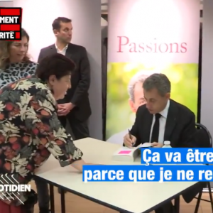Nicolas Sarkozy sollicité par une fan lors d'une dédicace à Provins, le 5 octobre 2019.