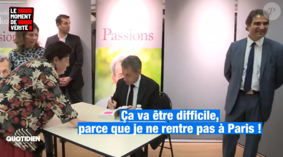 Nicolas Sarkozy sollicité par une fan lors d'une dédicace à Provins, le 5 octobre 2019.