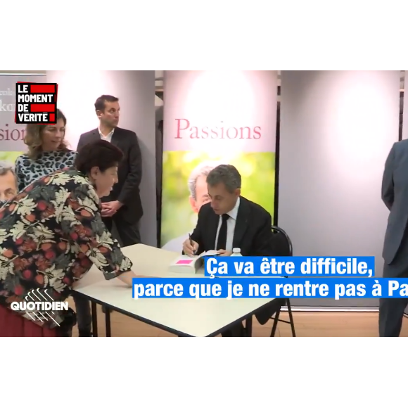 Nicolas Sarkozy sollicité par une fan lors d'une dédicace à Provins, le 5 octobre 2019.